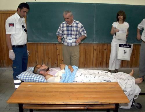 Lisans Yerleştirme Sınavı (LYS), Bursadaki çeşitli okullarda yapılmıştı. Ay başında Afyonkarahisar'da geçirdiği trafik kazasında yaralanan İlker Ömürlü (20), tedavi gördüğü Uludağ Üniversitesi Tıp Fakültesi Hastanesinden sedyeyle sınava gireceği Atatürk Anadolu Lisesine getirilmişti.