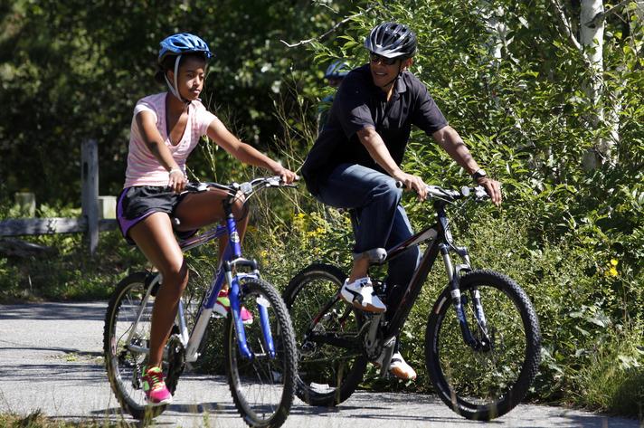 Amerika Birleşik Devletleri Barack Obama, kızı Malia Obama ile Manuel F. Correllus Devlet Ormanı'nda bisiklete biniyor...