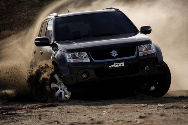 <strong>SUZUKI: </strong>Markanın 3 kapılı SUV'si Jimny'de 1.3 litrelik benzinli motor kullanılıyor. 94 beygir güç ve 118 nm tork üreten aracın ortalama tüketimi 7.3 litre. Grand Vitara'nın 1.6 litrelik benzinli seçeneği ise 106 beygir güç ve 145 nm tork üretiyor. Ortalama tüketimi 8.7 litre. 35 bin 800 liradan başlayan fiyatlarla satılan Jimny'de otomatik vites de sunulurken Grand Vitara'nın başlangıç fiyatı 43 bin 900 lira olara belirlenmiş.<br /><br />