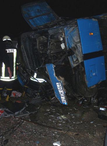 Kastamonu'nun Tosya ilçesi yolcu otobüsünün balık yüklü kamyonun çarpışması sonucu 11 kişi öldüğü, 33 kişinin de yaralandığı kazanın ilk fotoğrafları: