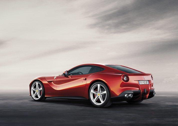 Ferrari F12berlinetta, 740 Hp güç ve 690 Nm tork üreten V12 motoru ve 1525 kg'lik ağırlığı sayesinde ulaştığı 340 km/s'nin üzerindeki son hız değeriyle farklılığını belli ediyor.