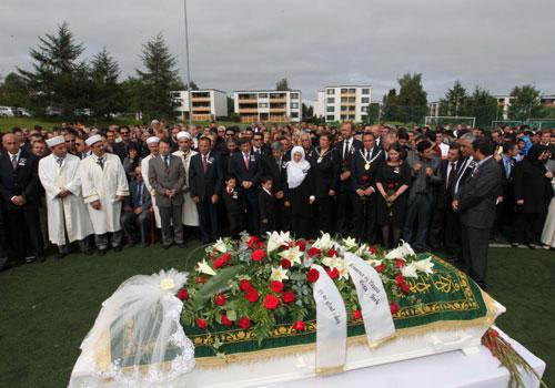Norveç'in Ütoya şehrindeki saldırıda ölen Türk kızı Gizem Doğan'ın cenaze töreni, izdiham nedeniyle Trondheim'daki Türk camiine yakın statta gerçekleştirildi.