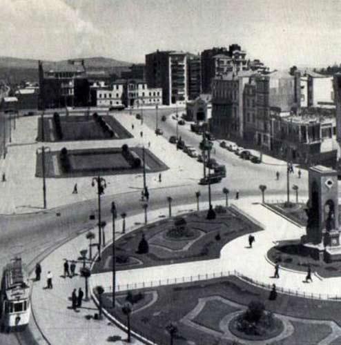 İstanbul'un eski fotoğrafları kentin ne kadar değiştiğinin adeta birer kanıtı gibi. İşte fotoğraflarla nostaljik turun ilk durağı; Taksim Meydanı.