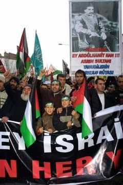 Anadolu Gençlik Derneği (AGD) tarafından Erzurum'da organize edilen mitingde binlerce Erzurumlu, Gazze'de katliam yapan İsrail'i lanetledi.