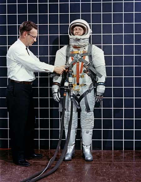 Apollo Proesi: Mühendis Bill Peterson 1968 yılında ay görevi öncesirnde test uçuşu öncesinde astronot Bob Smyth'in uzay elbisenin ayarlarını kontrol ediyor.