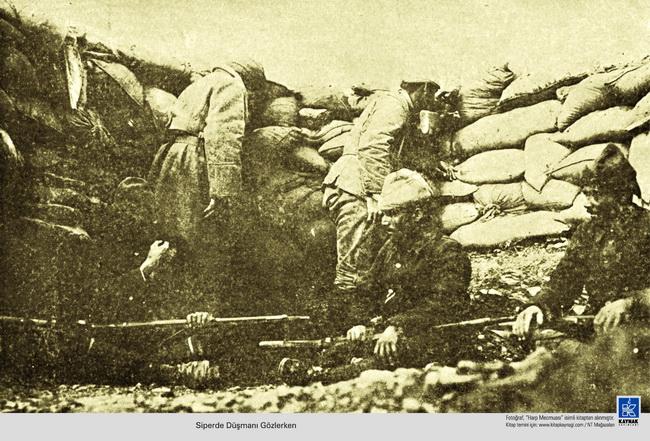 Çanakkale Muharebelerinde yaşanan şiddetin, imkânsızlıkların, sarsılmaz inancın, yitirilmeyen umudun fotoğraflara yansıdığı kareler, görenleri 2009dan 1915e bir zaman tüneline sokuyor.