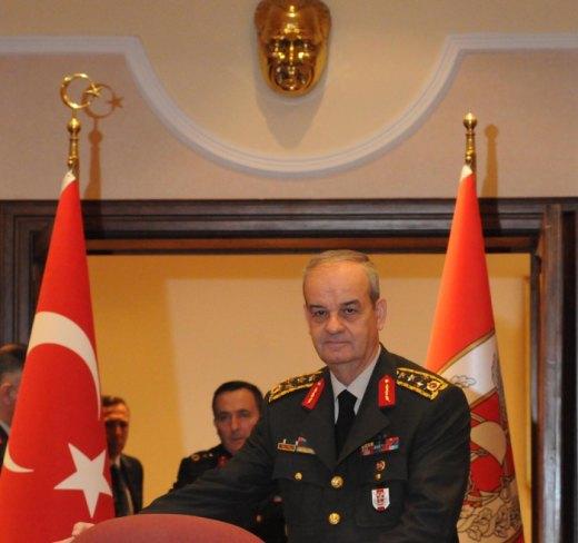 Org. Başbuğ, Türkiye'nin kilitlendiği 'belge' ile ilgili basına konuştu. Başbuğ, 'belge'yi bir kağıt parçası' olarak tanımladı, "TSK üzerinden elinizi çekiniz" dedi. Baykal'ın isitfa imasını kâle bile almadı: