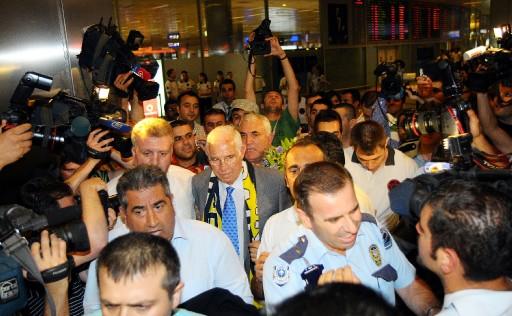 Fenerbahçe'nin yeni teknik direktörü Luis Aragones İstanbul'a geldi. Külp yöneticlerinin karşıladığı Aragones taraftarın yoğun ilgisiyle karşılaştı.