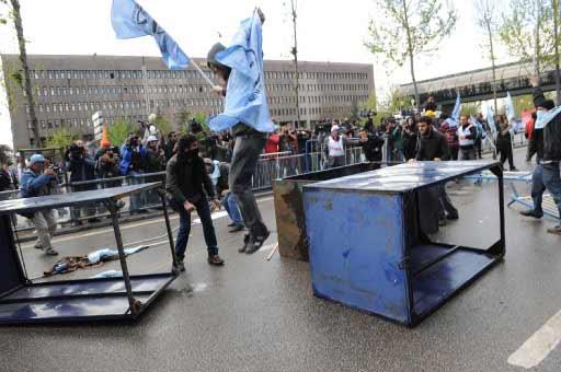 Ankara'daki 1 Mayıs kutlamalarının yapılacağı Sıhhiye Meydanı'na girişlerdeki arama noktasında polis ile göstericiler arasında arbede çıktı. Polis olayları yatıştırmak için havaya ateş açtı.