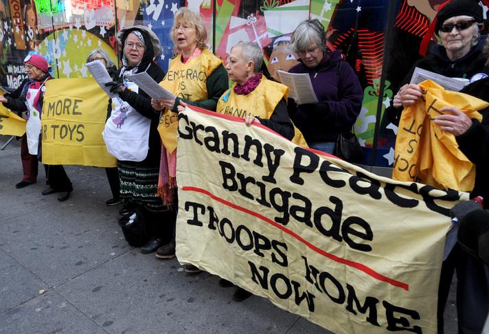Granny Peace Brigade (B&uuml;y&uuml;kanneler Barış Tugayı) &uuml;yesi yaşlı kadınlar, d&uuml;n &uuml;nl&uuml; oyuncak satış mağaları zinciri Toys''R''US'ın New York Times Meydanındaki şubesinin &ouml;n&uuml;nde toplanarak savaş oyuncaklarına karşı eylem yaptılar.
<br><br>
Daha fazla savaş oyuncağına ve daha fazla savaşa hayır (No More War Toys, No More War) sloganları atan barış taraftarı nineler, oyuncak&ccedil;ı d&uuml;kkanlarında satılan savaş oyuncaklarının &ccedil;ocukları savaş yanlısı b&uuml;y&uuml;tt&uuml;ğ&uuml;n&uuml; belirterek, barış i&ccedil;inde bir d&uuml;nya i&ccedil;in &ccedil;ocukların bu oyuncaklardan uzak tutulmasını istediler... 
<br>
(Haber 7)