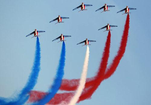 Dubai, Birleşik Arap Emirlikleri'nde gerçekleştirilen Dubai Air Show'un son gününde Fransız akrobasi ekibi, Dubai Uluslararası Havalimanı'nda izleyenlerin ağzını açık biraktıran bir gösteri düzenledi.