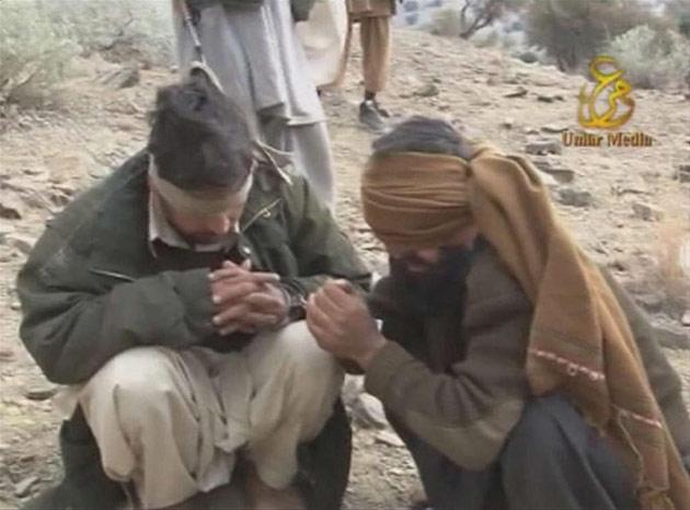 Pakistanlı 15 asker AK-47 kalaşnikofla infaz edilmeden önce konuşma yapan bir Taliban militanı, "Hyber bölgesinde 12 arkadaşımız kuşatıldıktan sonra amansız biçimde şehit edildi" dedi.