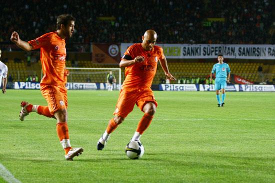 Michael Skibbe, sakatlığı bulunan Aydın'ın yerine bu sezon ligde sadece en son oynanan Kocaelispor maçının son 5 dakikasında forma giyen Mehmet Güven'e ilk 11'de şans tanıdı.
