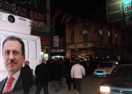 BBP lideri Yazıcıoğlu'nu taşırken düşen hekikoptere ulaşma çabaları aralıksız sürüyor. Helikopter için adeta bir ordu seferber edildi...