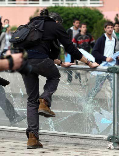 Ankara'daki 1 Mayıs kutlamalarının yapılacağı Sıhhiye Meydanı'na girişlerdeki arama noktasında polis ile göstericiler arasında arbede çıktı. Polis olayları yatıştırmak için havaya ateş açtı.