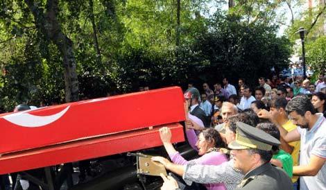 Bingöl'ün Yedisu ilçesinde şehit olan askerlerimizden Jandarma Komando Er Serkan Özbakır'ın cenazesi de İstanbul'da toprağa verildi.
