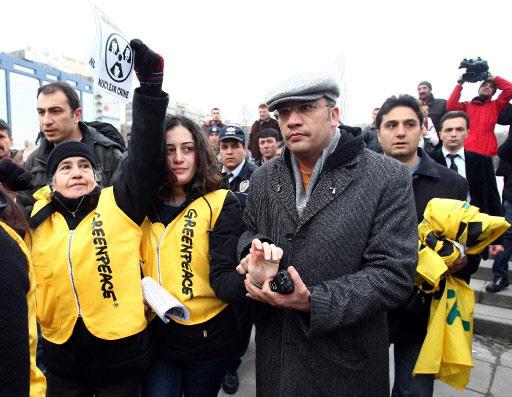 Greenpeace üyesi 6 kişi, ''nükleer santral ihalesini'' protesto etmek için Kızılay'daki gökdelene çıktı. 6 eylemci, polisin müdahalesi üzerine eylemlerini sonlandırdı. İşte o anlar: