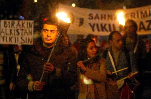 CESITLI SIVIL TOPLUM ORGUTLERININ UYELERINDEN OLUSAN BIR GRUP, HARBIYE'DEKI MUHSIN ERTUGRUL SAHNESI'NIN YIKILMAMASI ICIN YURUYUS YAPTI. (AA - BERK OZKAN - 04/11/2007)