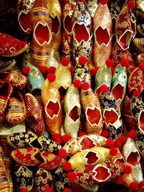 Dünyanın en eski ve en büyük alışveriş merkezleri olan Kapalıçarşı ve Mısır çarşısı mimari yapısı ve restorastonu ile ziyaretçileri büyülüyor.