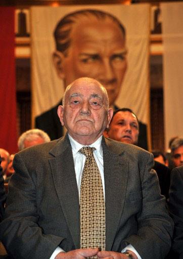 TBMM Onur Ödülü, törenle Prof. Dr. Kemal Karpat'a verildi. Prof. Dr. Karpat, törende yaptığı konuşmada, bugünü ''hayatının en anlamlı günü'' olarak niteledi. Karpat, ilim yoluna adadığı ömrünün kısa özetindeki bir vurgusu dikkat çekti.