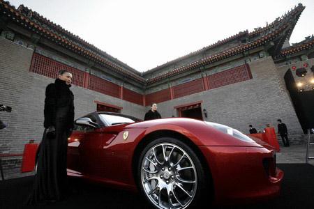 Lüks otomobil üreticisi Ferrari'nin 599 GTB Fiorano modeli temel alınarak sadece 1 adet üretilen ''China Limited Edition'' modeli 1,2 milyon avroya alıcı buldu. Aracın Şangaylı bir müşteriye satıldığı belirtildi. İşte teknoloji harikası aracın fotoğraflar