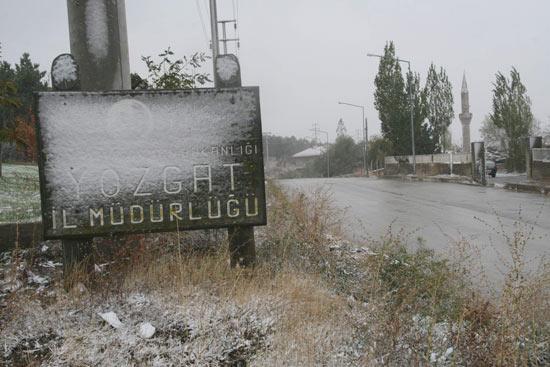 Yozgat'ta mevsimin ilk karı yere düşenken, hava sıcaklığı da hissedilir derecede düştü. (ÖMER ERTUĞRUL/Yozgat-İHA)