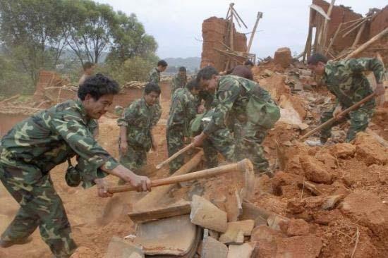 Çin'de 70 bin kişinin öldüğü 12 Mayıs depreminden kurtulan kadın, dünkü depremde bedenini siper ettiği oğlunu ve kendisini kurtaramadı