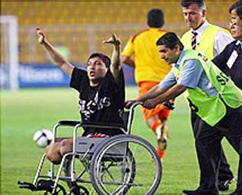 Ali Sami Yen'de tam bir güvenlik rezaleti yaşandı. Star'da yer alan habere göre, güvenlik görevlileri özrülü birini dövdü. Olaya Arda müdahale etti.
