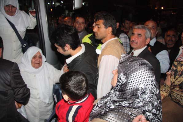 İskenderundan kutsal topraklara gitmek için Çay Mahallesi cami önünde akşam saat 19.00'da toplanan umreciler ve aileleri saatlerce otobüslerin gelmesini bekledi. 
<br><br>
Geç gelen otobüslerden birinin sürücüsünün hareketlerinden şüphelenen umreci ve yakınları şahsın alkollü olduğunu fark edince durumu polise bildirdi. 
<br><br>
Olaya müdahale eden trafik polisleri şoför Selami Kubilayın 26 promil alkollü olduğunu tespit etti.