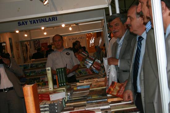 Kocaeli Büyükşehir Belediyesinin bu yıl ilkini gerçekleştirdiği Kitap Fuarı, İnterteks Fuar Alanında, il protokolü ve 3 bine yakın vatandaşın katılımıyla açıldı.