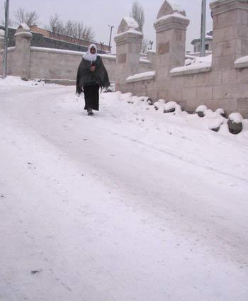 Romanlara, şiirlere, filmlere konu alan ve Orhan Pamuk ile Nobel'le taçlanan Kars'ın meşhur kar manzalarından bir demet. Fotoğraflar: Bünyamin Yılmaz - Yaşar İliksiz