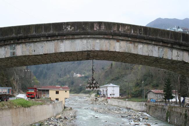 Köse, tarihi taş kemer köprüyü aydınlatmak istedikleri için böyle bir uygulama yaptıklarını anlatarak, ''Köprünün altında bir zincir asılı idi. Bunu da değerlendirerek Samsun'dan özel yapım 21 ampulü olan avize getirttim. Yaklaşık 3 bin liraya mal oldu. Amacımız köprünün aydınlatılması'' dedi.
Avizenin çok güzel olduğunu ifade eden Köse, böylece köprünün daha güzel göründüğünü kaydetti.