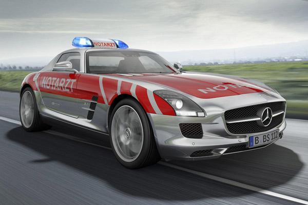 Acil müdahale araçlarının sergilendiği fuarnda Mercedesin konsept aracı tanıtıldı. Mercedes, 'martı kanatlı' süper spor otomobili SLS AMG'ye bir ambulansta bulunması gereken tüm tehhizatı yerleştirdi.