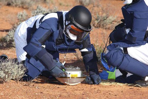 2- Dünya'ya göktaşı tozu getirildi.

Yakıt sızıntısı, iletişim kopukluğu ve iyon motorlarının bozulması gibi birçok sorunla karşılaşan Japon uzay aracı Hayabusa sonunda, bir göktaşının yüzeyinden ilk kez numune getirerek bir rekor kırdı. 

Japonca Şahin anlamına gelen Hayabusa, 2 milyar kilometre katettikten sonra silikon zengini Itokawa göktaşına 7 yılda ulaştı. Normalde göktaşına bir sonda indirmesi gereken Hayabusa, sondanın dev kayanın yüzeyini kaçırması üzerine kendisi göktaşına iki kez indi ve numune topladı. Dünya'ya 13 Haziran'da dönen ve planlandığı üzere büyük bölümü atmosfere inişte yandıktan sonra kapsülü Avustralya'ya inen uzay aracı, bilimadamlarının incelemesi için göktaşından 1500 toz zerresi getirdi.