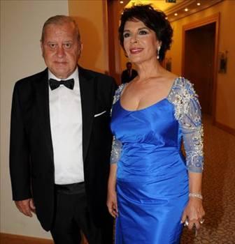<p><strong>HÜLYA KOÇYİĞİT - SELİM SOYDAN<br /></strong><br />Yeşilçam'ın ünlü isimlerinden biri olan Hülya Koçyiğit ve eşi Selim Soydan. Selim Bey, Fenerbahçe'nin eski <span style="border-bottom: #ff0000 3px double; line-height: 1.7; color: #ff0000; cursor: hand; font-weight: bold;">yıldız</span> futbolcularından biri. Uzun ömürlü evliliklerinden Hülya Koçyiğit gibi küçük yaşta <span style="border-bottom: #ff0000 3px double; line-height: 1.7; color: #ff0000; cursor: hand; font-weight: bold;">oyuncu</span> olan Gülşah adında bir kızları var.</p>