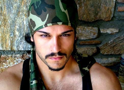 BURAK ÖZÇİVİT: @ozcivit_burak / Takipçi sayısı: 218.794