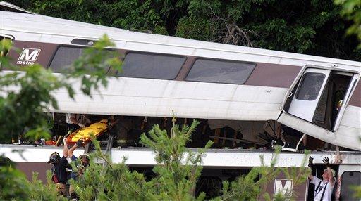 Washington'da, Maryland eyaleti yakınında metro kazasında çok sayıda kişi öldü. Bazı yerel radyo ve televizyonlarda, trenin makinistinin telefonla mesaj atmakta olduğu sırada, aynı istikamette giden diğer trene arkadan çarptığı iddia edildi.