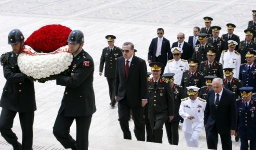 Yüksek Askeri Şura toplantısı Başbakan Erdoğan'ın başkanlığında Genelkurmay Başkanlığı Karargahı'nda başladı. Toplantıda albay ve generallerin terfileri görüşülüyor