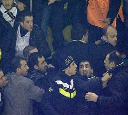F.Bahçe, Sivasspor ile yaptıkları maçta, tribünde çıkan kavgada iki kişiyi bıçaklayan şahsın, güvenlik kameraları fotoğraflarını yayınladı. Kulüpten şok bir açıklama daha geldi.