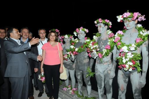 Muğla'nın Köyceğiz ilçesinin Dalyan beldesinde bulunan Deniz Kaplumbağaları Araştırma Kurtarma Rehabilitasyon ve Bilgilendirme Merkezi'nde incelemelerde bulunan Çevre ve Orman Bakanı Veysel Eroğlu, tedavisi tamamlanan bir caretta caretta'yı denize bıraktı