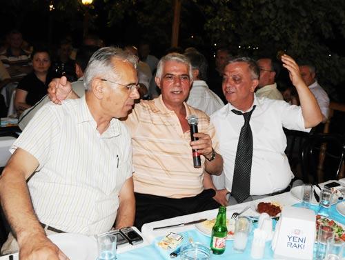 Edirne Belediye Başkanı Hamdi Sedefçi, tahliye olur olmaz Meriç Nehri kıyısına koştu ve coştu. Sedefçi'nin yanında cezaevi arkadaşı ve CHP Milletvekili Çakır da vardı.