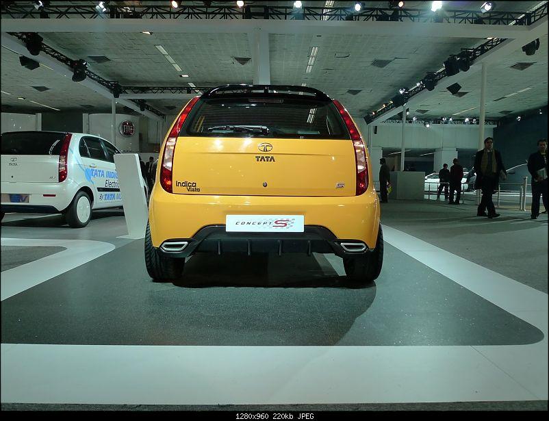 Tata Vista ile sportifleşti
Hintli otomotiv markası Tata, yeni hatchback modeli Vistayı, otomobil tutkunlarının beğenisine sunuyor. Tata Vista, farklı geniş göz stilli ön farları ile sportif bir ön görünüme sahip. Bu sportif ve şık dizayn; tavana kadar olan arka stoplar ile birleşen yan panelde şekillendirilmiş yüzeylerle harmanlanan güçlü çamurluklar ile öne çıkarılmış.
İsotlar, Vistayı 2011 yılının ikinci yarısında Türkiye pazarına sunacak. Vistada, sürücü/yolcu hava yastıkları, ABS gibi temel donanımların yanı sıra yan hava yastıkları ve Elektronik Stabilite Programı bulunan araç, güçlü bir koruma sağlıyor. Araçta kullanılan yüksek kalitede çelik de, sağlamlığını ve dayanıklılığını arttıran unsurlar arasında. Vistanın benzinli versiyonları, VVT (Değişken Supap Zamanlaması) ve PDAya (Port Deaktivasyon Teknolojisi) sahip 1.4 litre benzinli Safire MPFI (çok noktadan yakıt enjeksiyonu) motora sahip.