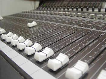 <p><strong>Re-Recording specialist</strong></p>
<p>Ses miksajını gerçekleştiriyor. Stüdyoda, farklı bantlardaki sesleri dengle- yerek hepsini masterbant adı verilen tek bir bantta topluyor. Gerektiği zaman efektler üzerinde oynamalar yapabiliyor. Örneğin bir sesi, çok uzaktan veya telefondan geliyormuş gibi düzenleyebiliyor. Bu çalışma yapılırken yönetmen ve ses editörü de stüdyoda hazır bulunuyor.</p>