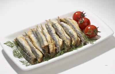 ActiFry ile Hamsi
Malzemeler
500 gr. hamsi
2 ActiFry kaşığı mısır unu
2 ActiFry kaşığı pane harcı
1 ActiFry kaşığı zeytinyağı
Yapılışı
Pane harcı ile mısır ununu karıştırın. Balıkların kılçıklarını ayıklayıp yıkayın ve kağıt havlu ile iyice kurulayın. Hamsilerin her tarafını mısır unlu karışıma bulayın. Pişirme haznesine zeytinyağını koyup ActiFryı çalıştırın. 2 dakika sonra hamsileri 250 gr.lık porsiyonlar halinde pişirme haznesine ekleyip her seferinde 10-12 dakika pişirin. Hamsileri yanında roka, limon dilimleri ve kiraz domatesler ile servis yapabilirsiniz.
Bu tariften mükemmel sonuç almanın yolu balıkları temizleyip yıkadıktan sonra iyice kurulamaktan geçiyor.