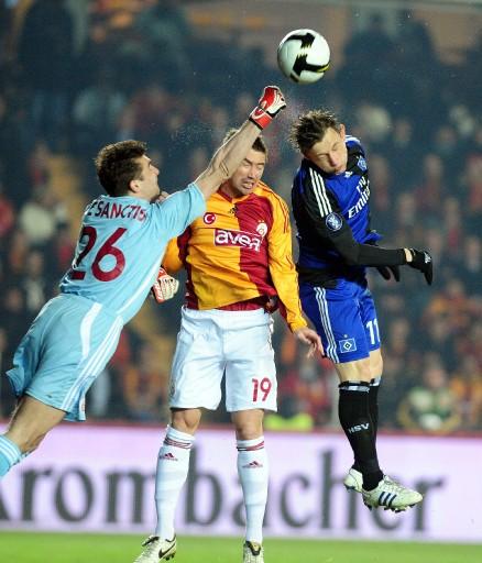 G.Saray-Hambur maçında Ali Sami Yen tartihi günlerinden birini daha yaşarken protokol tribününde ağı isimler vardı.