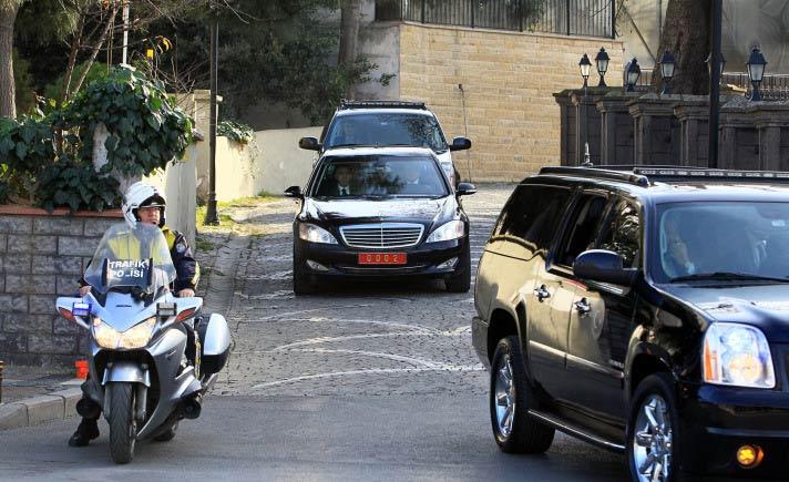 Başbakan Recep Tayyip Erdoğan'ın, Romanya Devlet Başkanı Traian Basescu ile g&ouml;r&uuml;şmesi başladı. Evinden &ccedil;ıkan Erdoğan aracının i&ccedil;inde b&ouml;yle g&ouml;r&uuml;nt&uuml;lendi: