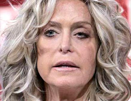 Türkiye'de ''Charlie'nin Melekleri'' dizisiyle tanınan Amerikalı oyuncu Farah Fawcett 3 yıldır mücadele ettiği kansere yenildi..