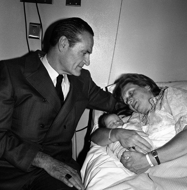 Alliluyeva, 1963'ten beri yazmakta olduğu güncesini "Twenty Letters to a Friend" adıyla yayımlamış ve eser, en çok satanlar listesine girmişti.
<br><br>
Alliluyeva, kitabında Sovyetler Birliği'ni 29 yıl yönettikten sonra 1953 yılında ölen babasını mesafeli ve paranoyak biri olarak tanımlamıştı.