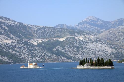Kotor Körfezinin dışındaki bu iki minik adada birer kilise var. İsteyen tekne turuyla ziyaret edebiliyor.
