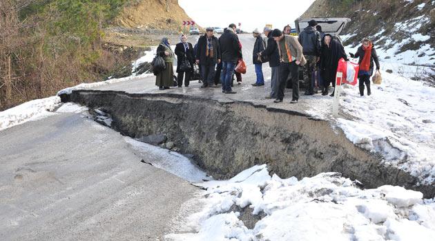 İnebolu'da heyelan nedeniyle yol çift yönlü trafiğe kapandı.